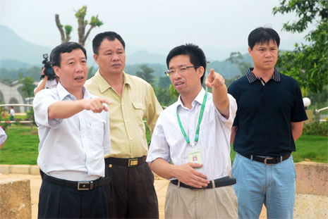 謝迺堂（左一）對湘桂循環(huán)經(jīng)濟產(chǎn)業(yè)園建設提出意見和建議。